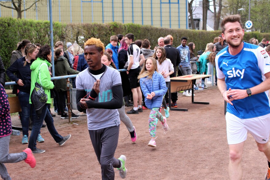Sportlich Spenden sammeln für Menschen in Not mit einer Spendenaktion. Im März bearbeitete der Erdkunde-Leistungskurs der Jahrgangsstufe 12 unter der Leitung von Dr. Monika Weidenbach das Thema „Entwicklungs- und Schwellenländer“ und musste feststellen, dass die aktuelle Hungersnot in Ostafrika kaum in der Öffentlichkeit präsent war. Kurz entschlossen fand Dr. Monika Weidenbach in Johannes Eckstein einen Verbündeten, der mit ihr den Tag „Hilfe für Afrika“ innerhalb weniger Tage plante, organisierte und durchführte. Im Fokus stand dabei der Spendenlauf, den Dr. Weidenbach mit Torsten Scherb und Stefan Scherer organisierte. Ca. 250 Schülerinnen und Schüler inklusive der Flüchtlingsklassenschüler, Lehrerinnen und Lehrer, Vertretungs-Kräfte, Referendar/innen sowie 40 Schüler/-innen der Theodor-Heuß-Schule liefen zusammen über 1.402 km (3.500 Runden). Allein durch den Spendenlauf konnten über 7.000 Euro eingenommen werden.
Neben dem Spendenlauf wurde auch durch den Verkauf von Kaffee und Kuchen, Henna-Tattoos und durch einen Flohmarkt Geld eingenommen. Zudem wurden Spendenbuttons und Ostergeschenkkarten selbst gestaltet und verkauft sowie Flyer verteilt und ein Informationsstand mit Spendenboxen angeboten. Das große Engagement der Schülerinnen und Schüler sowie der Lehrerinnen und Lehrer wurde belohnt, so dass insgesamt eine Spendensumme von 10.872,85 Euro zugunsten der hungernden Menschen in Afrika zusammen kam.
Timo Naumann, Leiter der AG Schule gegen Rassismus/Schule mit Courage verfasste eine Petition an Bundespräsident Frank-Walter Steinmeier, verbunden mit einer Unterschriften-Sammlung und der Bitte, das Thema mehr in die Öffentlichkeit zu bringen und zu Spenden aufzurufen.
Organisatorin Dr. Monika Weidenbach zieht ein positives Resümee: „Obwohl die Aktion sehr kurzfristig geplant war, die Jahrgangsstufen 8 zum Teil im Praktikum, die 13 nach dem Abitur schon abgegangen und die Stufe 12 Kursarbeiten schrieben, war diese "kleine" Aktion ein voller Erfolg!“
Aktion Deutschland Hilft bedankt sich herzlich für das großartige Engagement alle Beteiligten!