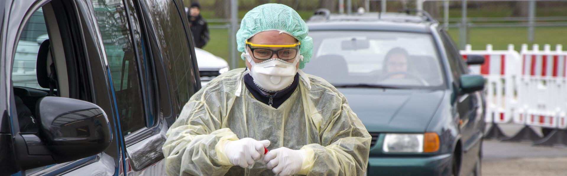 Eine Mitarbeiterin der Malteser testet Menschen in einem mobilen Drive-In auf das Corona-Virus (Symbolbild)