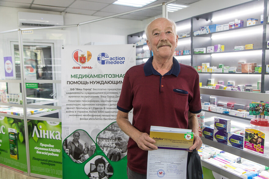 Evgeny Zhitomirsky erhält seine Krebsmedikamente in der Sozialapotheke Evgeny Zhitomirsky erhält seine Krebsmedikamente in der Sozialapotheke