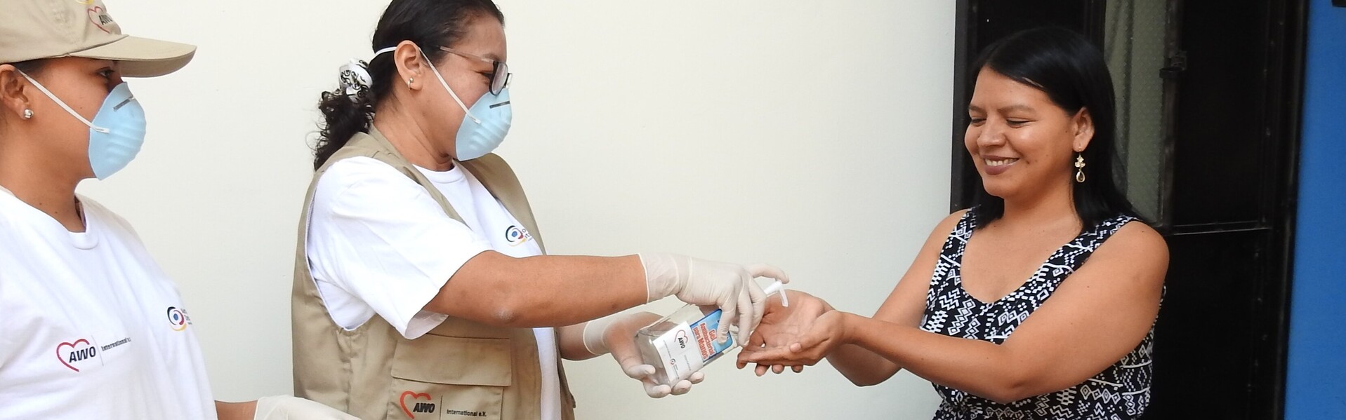 Verteilung von Hygienepaketen sowie Schutzmaßnahmen für die Mitarbeiterinnen im Büro von AWO International in Guatemala