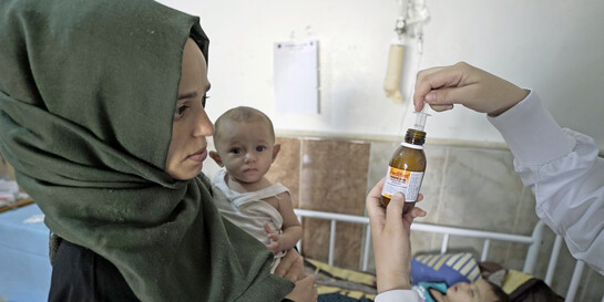 Eine Frau und ihr kleines Kind in einem syrischen Krankenhaus